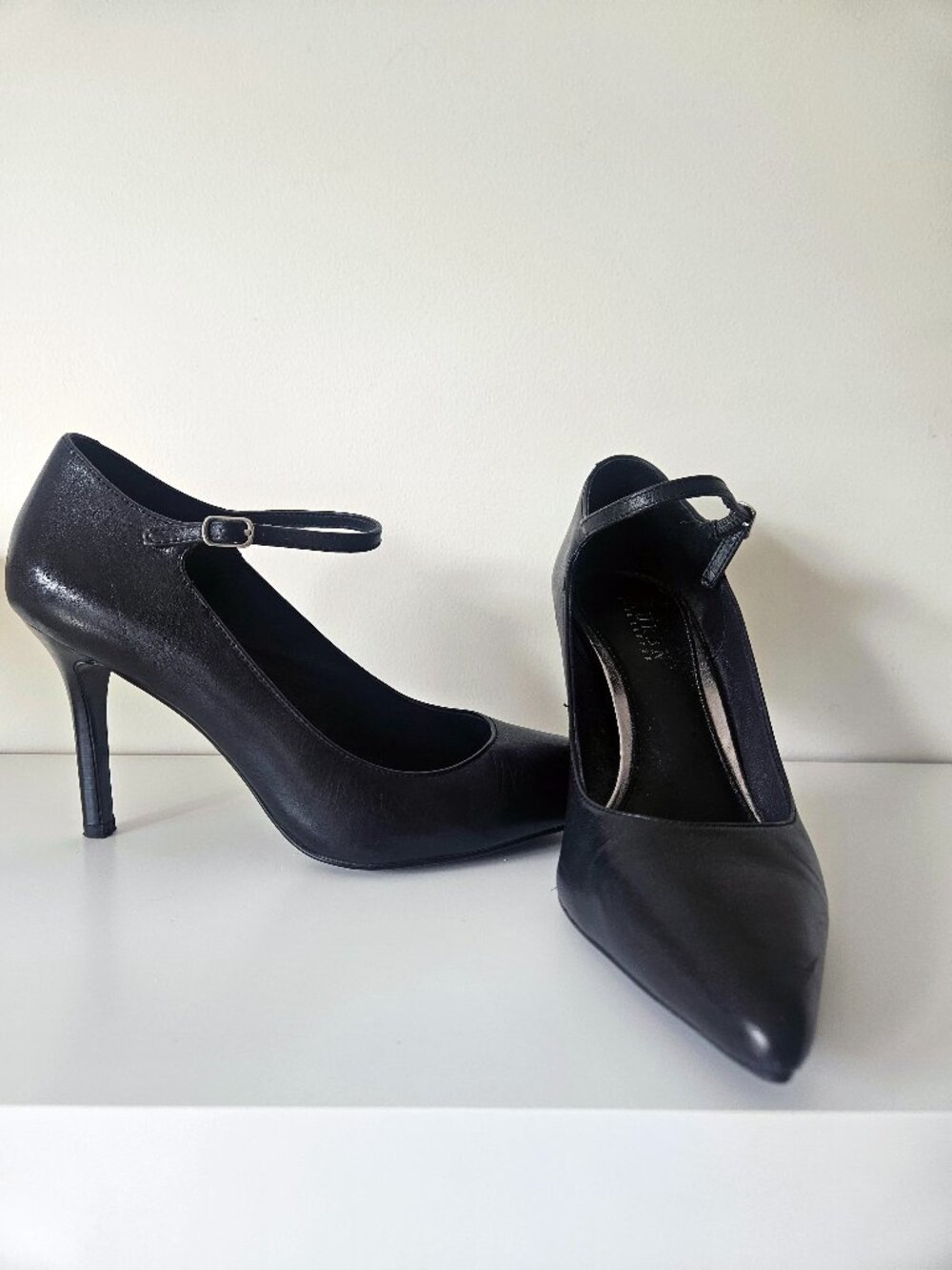 Lauren Ralph Lauren Black Leather Pointed Toe Ankle Strap Heels, Size 7.5B